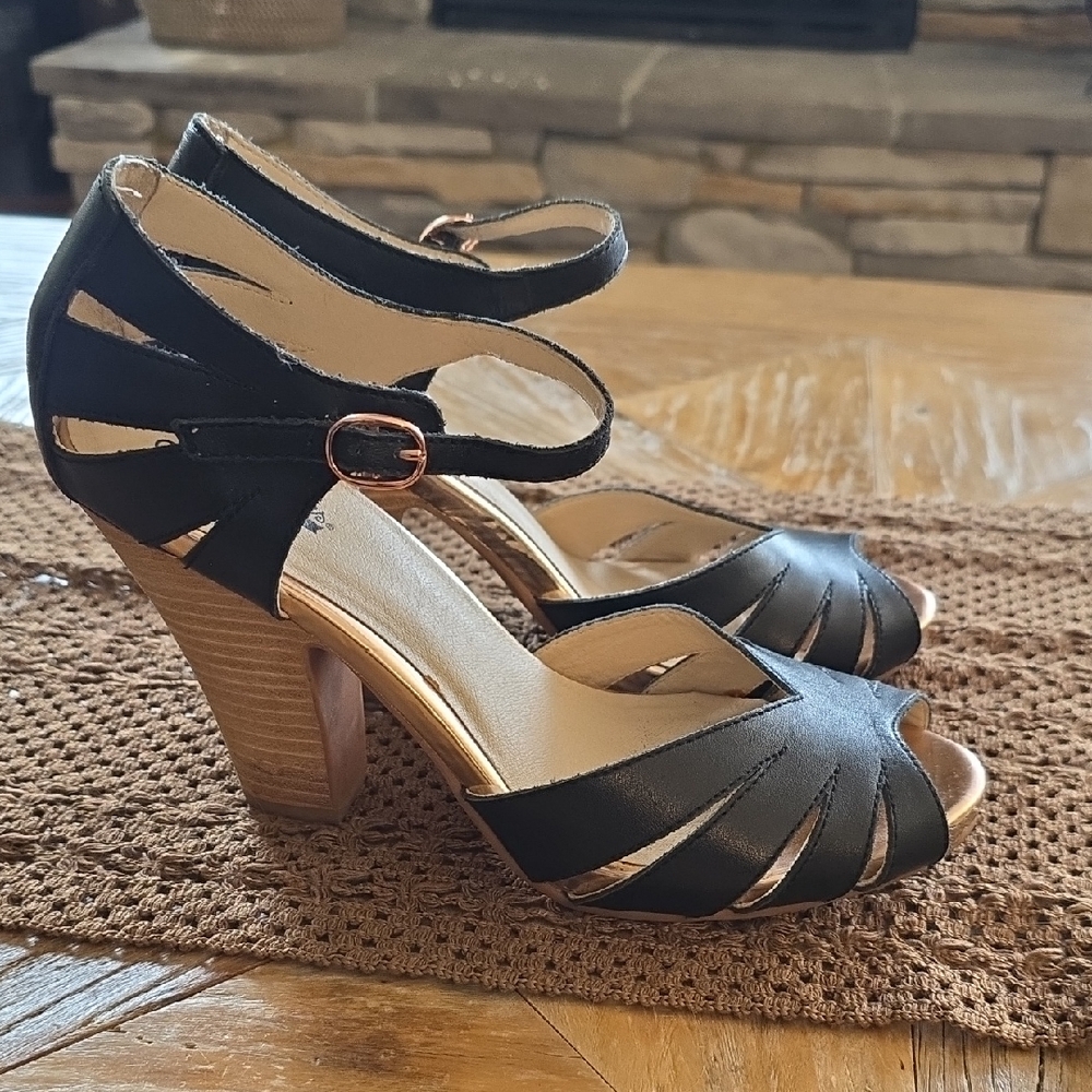 Gorgeous SEYCHELLES leather Strappy Heels 8.5